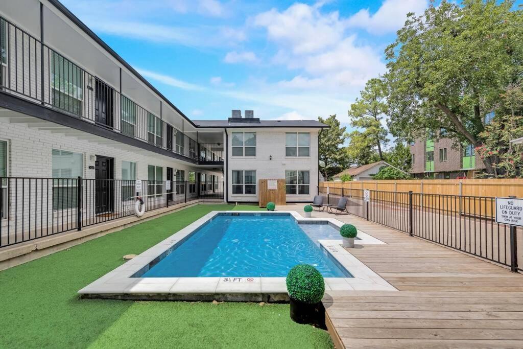 The Munger Proper + Spa Pool Apartment Dallas Exterior photo